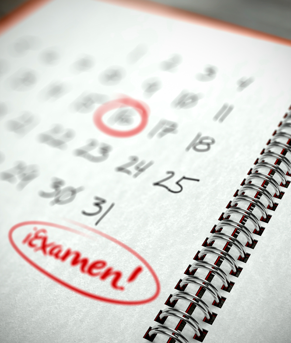 Imagen de una libreta con un calendario, donde un día se encuentra señalado como examen