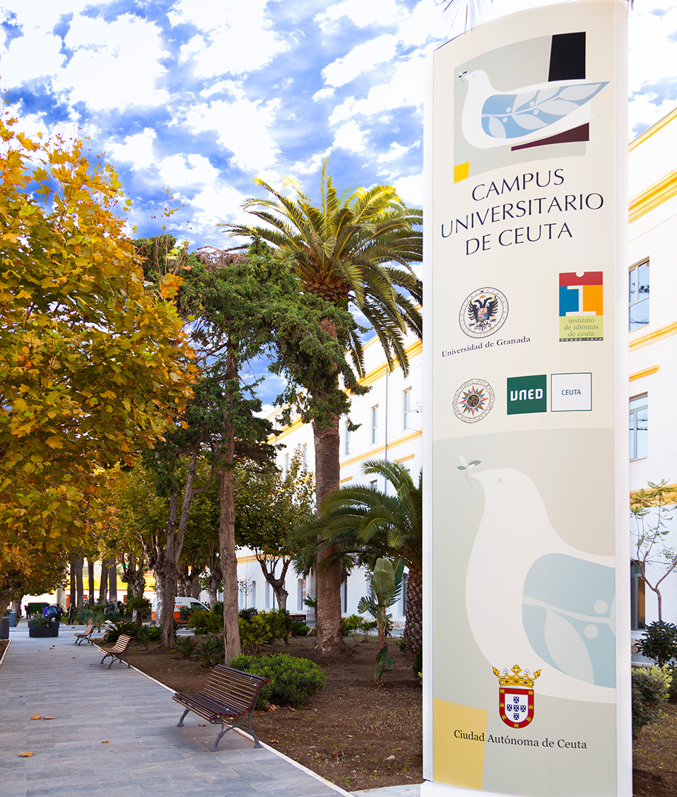 Cartel en los jardines de la entrada al edificio de la Facultad de Educación, Economía y Humanidades de Ceuta