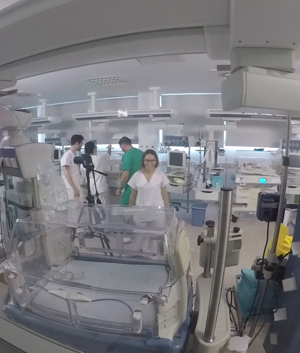 Imagen de sala de incubadoras con enfermeros en su interior