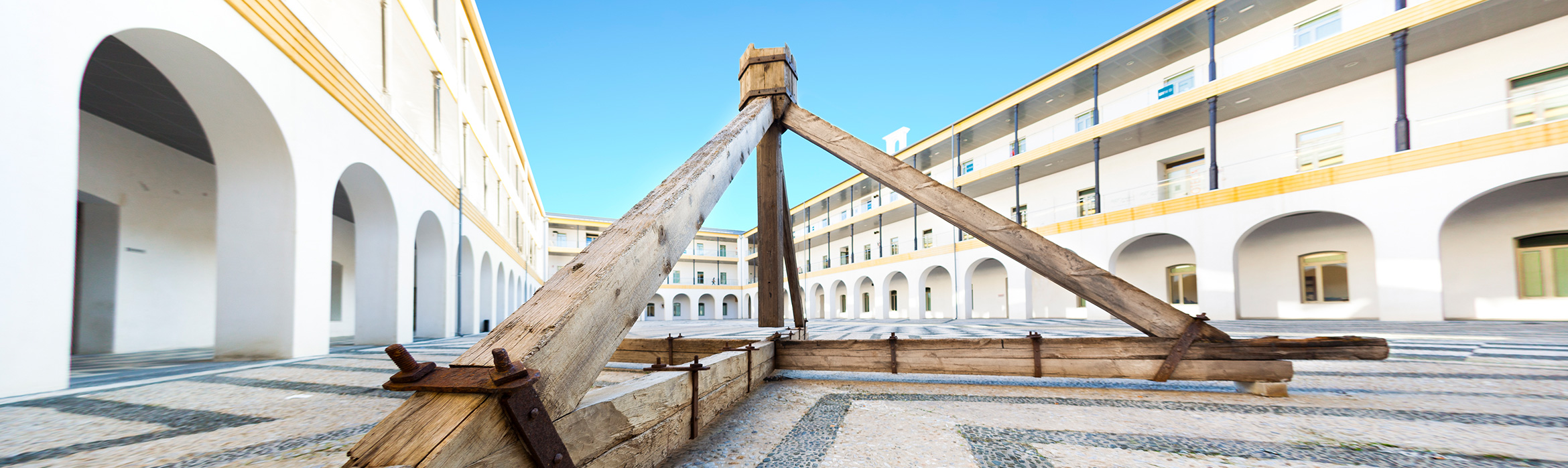 Imagen de estructura de madera en el patio interior de la Facultad de Educación, Economía y Tecnología de Ceuta